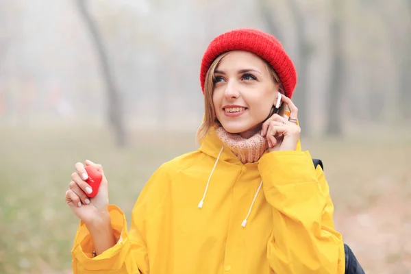 Jeune Femme Imperméable Jaune Utilisant Des Écouteurs Bluetooth Extérieur — Photo