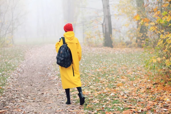 Sonbahar Parkında Sarı Yağmurluk Giyen Bir Kadının Dikiz Aynası — Stok fotoğraf