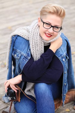 Park 'ta Denim Jacket giyen Androgynous Kadını