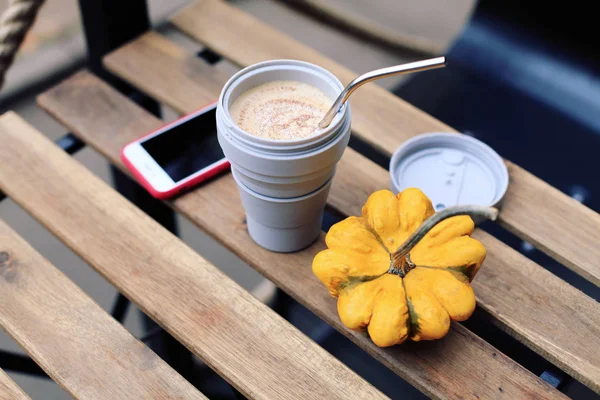 Musim Gugur Latte Bumbu Dan Labu Matang Meja Kafe — Stok Foto