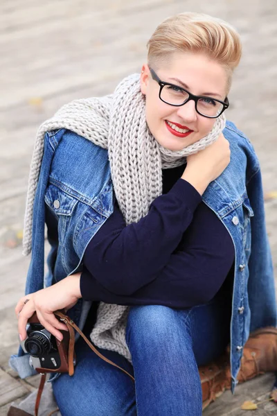 Androgynous Woman Wearing Denim Jacket Park — Stock Photo, Image