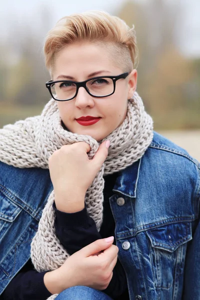 Park 'ta Denim Jacket giyen Androgynous Kadını