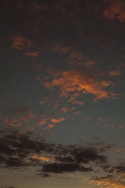 Güzel ve dramatik gün batımı gökyüzü bulutlu