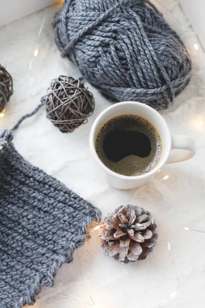 Kerstcompositie Kop Koffie Breigaren Breinaalden Versieringen Vensterbank — Stockfoto