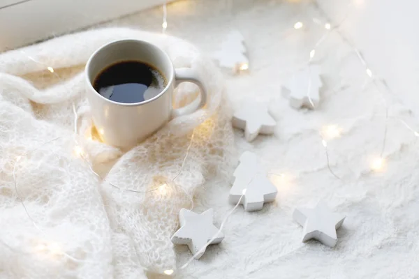 Kerstcompositie Kop Koffie Warme Sjaal Verlichting — Stockfoto