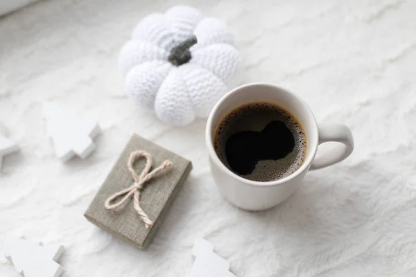 Samenstelling Herfst Kopje Koffie Gebreide Pompoen Cadeau — Stockfoto