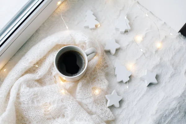 Kerstcompositie Kop Koffie Warme Sjaal Verlichting — Stockfoto