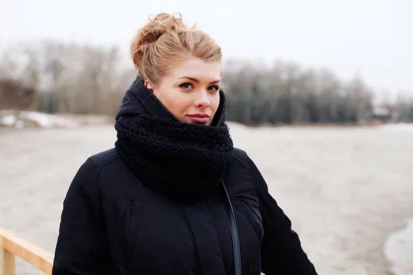 Vacker Ung Kvinna Vinterparken — Stockfoto