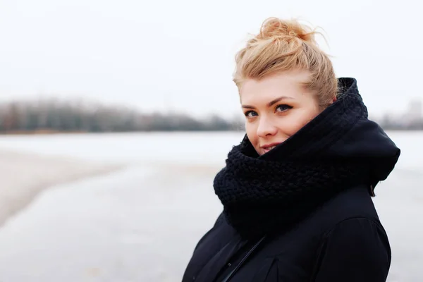 Belle Jeune Femme Dans Parc Hiver — Photo