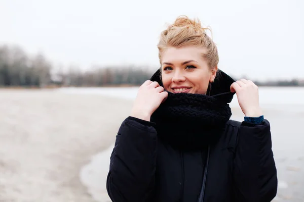 Vacker Ung Kvinna Vinterparken — Stockfoto