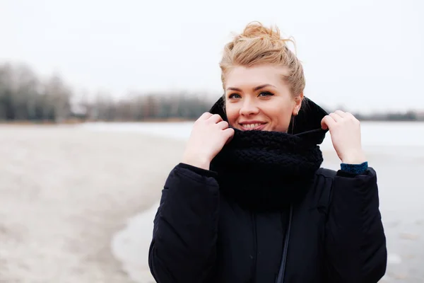 Belle Jeune Femme Dans Parc Hiver — Photo