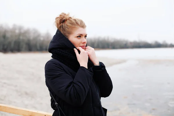 Belle Jeune Femme Dans Parc Hiver — Photo