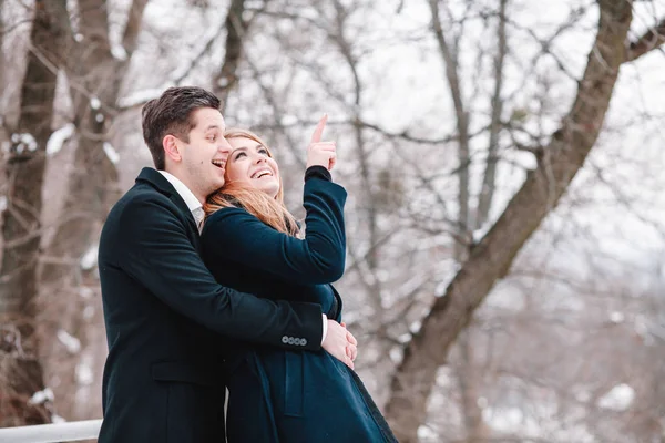 Happy Young Couple Winter Park — Stock Photo, Image