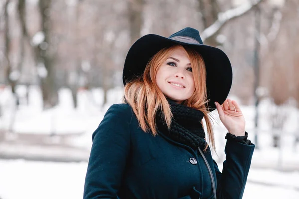 Piękna Młoda Kobieta Zimowym Parku — Zdjęcie stockowe