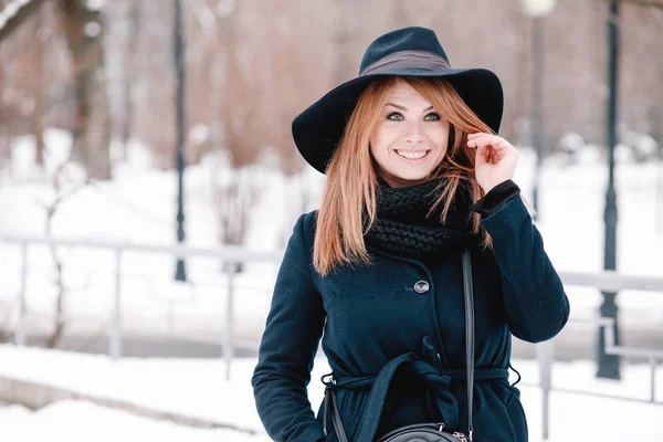 Bella Giovane Donna Cappotto Invernale — Foto Stock