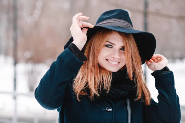 冬の服を着た美しい若い女性 — ストック写真