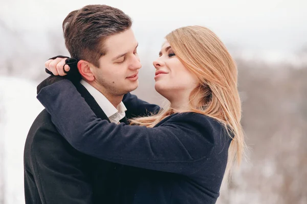 Jovem Casal Beijando Parque — Fotografia de Stock