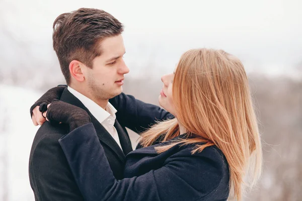 Jovem Casal Beijando Praia — Fotografia de Stock