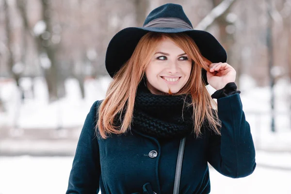 Bella Giovane Donna Nel Parco Invernale — Foto Stock