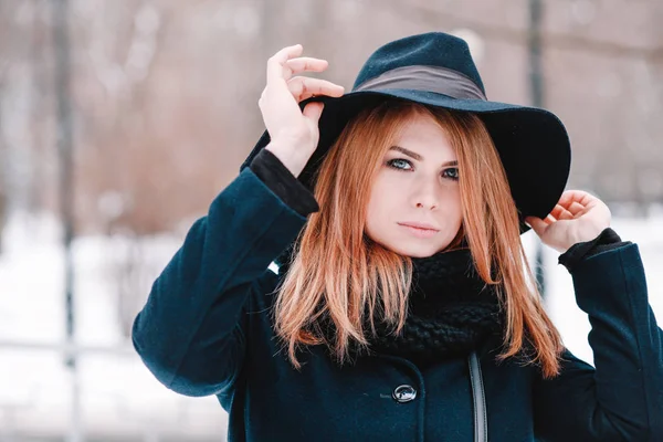 Piękna Młoda Kobieta Zimowych Ubraniach — Zdjęcie stockowe