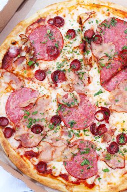 Jambonlu, peynirli ve zeytinli pizza