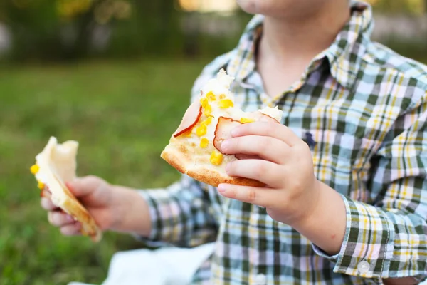 快乐的孩子们在户外吃披萨 — 图库照片