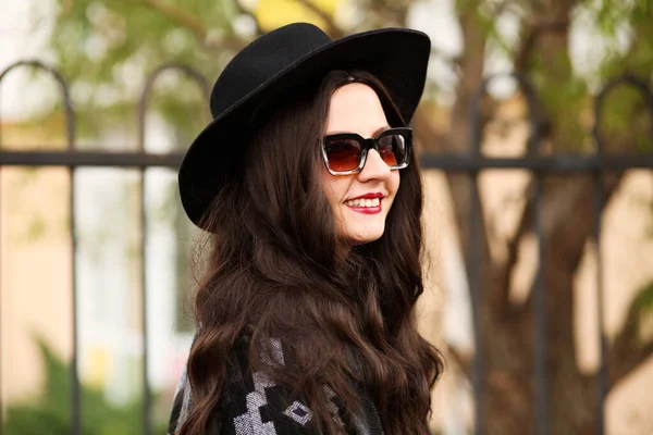 선글라스를 모자를 야외에서 포즈를 취하는 아름다운 아가씨 — 스톡 사진