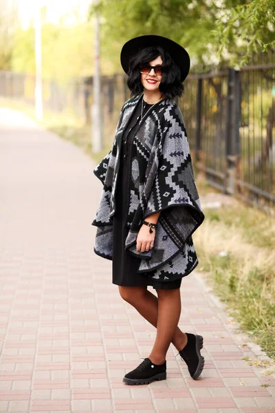 Hermosa Chica Vestido Negro Con Una Bolsa Ciudad — Foto de Stock