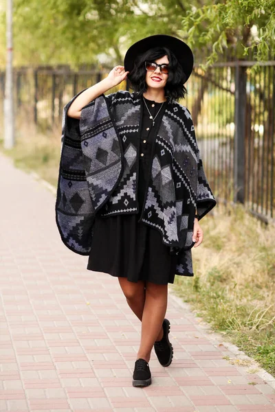 Menina Bonita Casaco Preto Óculos Sol Posando Parque — Fotografia de Stock