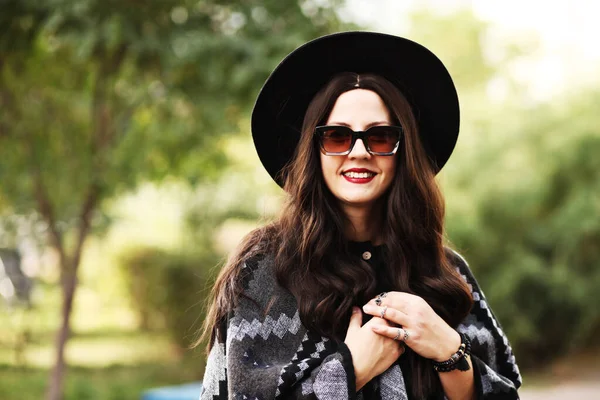 선글라스를 모자를 야외에서 포즈를 취하는 아름다운 아가씨 — 스톡 사진