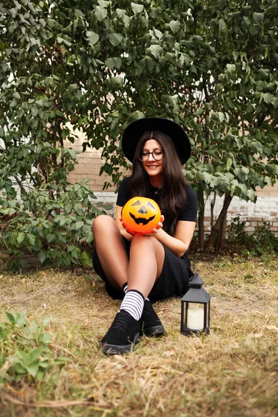 Молодая Женщина Костюме Хэллоуин Тыквой — стоковое фото