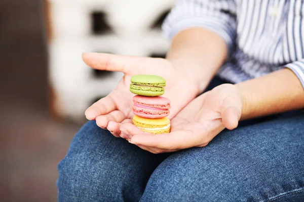 Mujer Sosteniendo Macarrones Las Manos —  Fotos de Stock