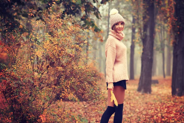 Beautiful Girl Coat Walks Park — Stock Photo, Image