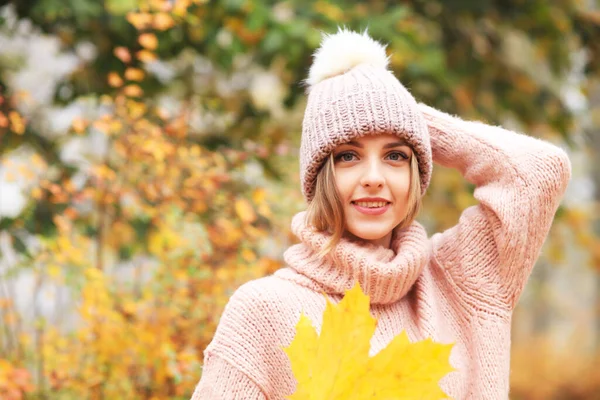 Schöne Junge Frau Herbstlichen Park — Stockfoto