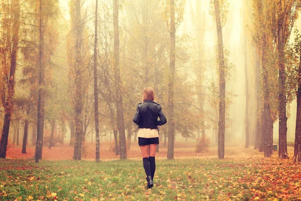 Sonbaharda Parkta Koşan Genç Bir Kadın — Stok fotoğraf