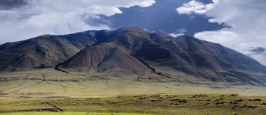 Dağların manzarası. Kırgızistan 'a hoş geldiniz..