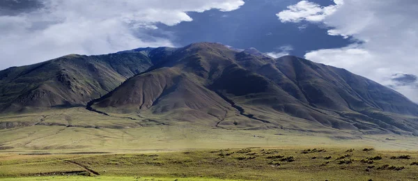 Dağların manzarası. Kırgızistan 'a hoş geldiniz..