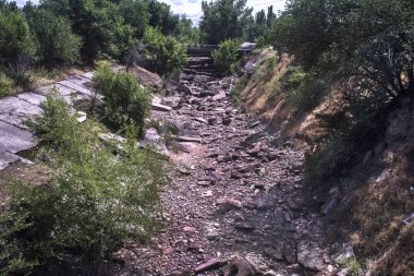 Yazın susuz kurak nehir.
