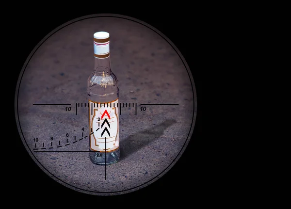 Uma Garrafa Vodka Mira Rifle Sniper — Fotografia de Stock