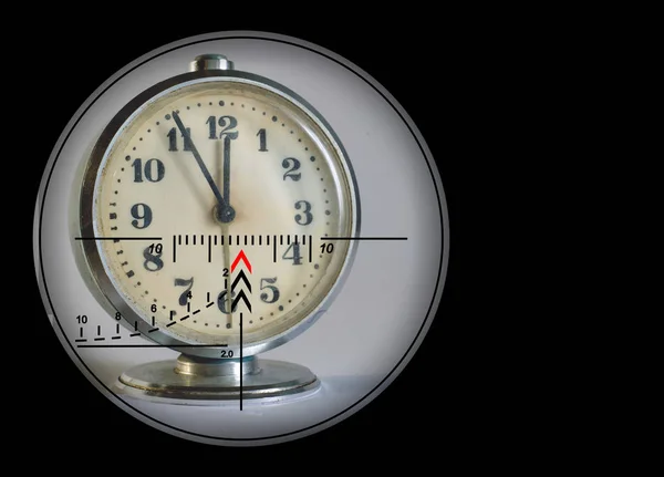 Sob Visão Uma Espingarda Atirador Velho Despertador Mostrando Horas Conceito — Fotografia de Stock