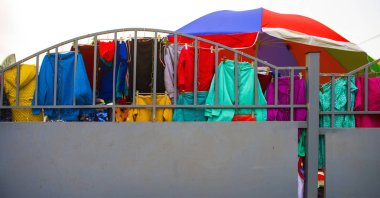 Çitin arkasında kıyafet satışı.