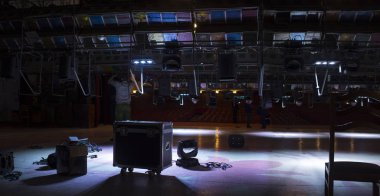 Konser salonu, konserden önce sahne hazırlığı..