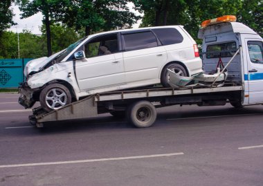 Yoldaki bozuk bir araba hakkında atıp tutmak..
