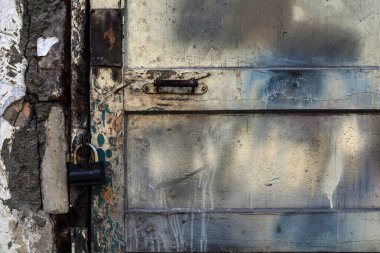 Kapıda eski bir asma kilit var. Güvenlik.