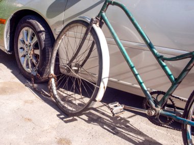 Bir araba tekerleğine bağlı bisiklet tekerlekleri.