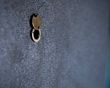  Ön kapıdaki gözetleme deliğine yakın çekim..