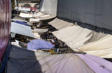 Alışveriş merkezleri paçavralarla kaplı..