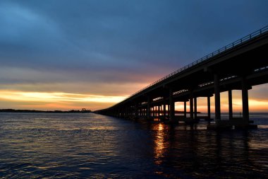 Gün batımında bir köprünün silueti