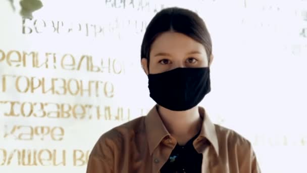 Maskeli Kız Sokakta Dezenfektan Kullanıyor — Stok video