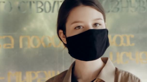 Sokakta Maskeli Bir Kız — Stok video